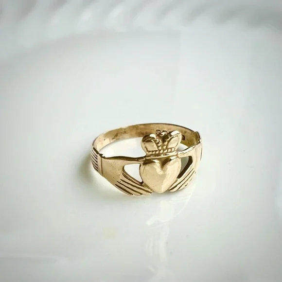 Vintage genuine 9 kt gold Claggaugh Irish Wedding Ring Size 5 - Picture 2 of 9